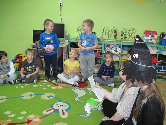 Hokus - pokus, czary-mary, niech się spełnią andrzejkowe  czary...  – kolejne spotkanie czytelnicze dla najmłodszych