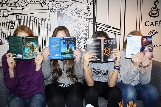 Mole książkowe na wieczornym spotkaniu w bibliotece