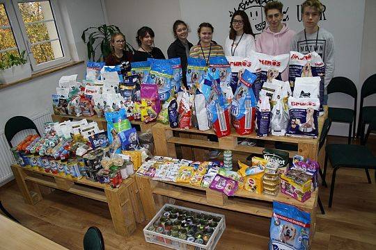 „Bo na tym pieskim świecie to się bardzo liczy, by iść na sześciu nogach i na jednej smyczy”