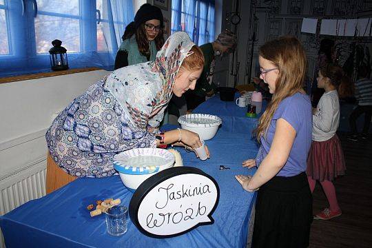 „Dziś cień wosku ci ukaże, co ci życie niesie w darze”