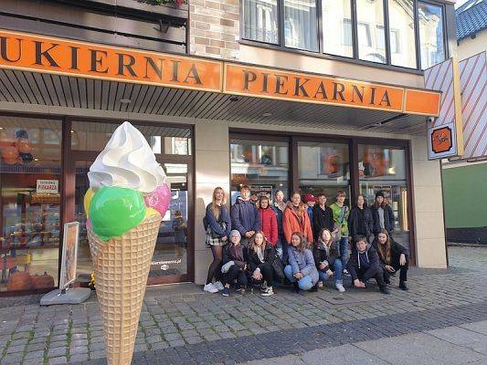 Grupa projektowa Erasmus+ na jesiennym spacerze po Lęborku