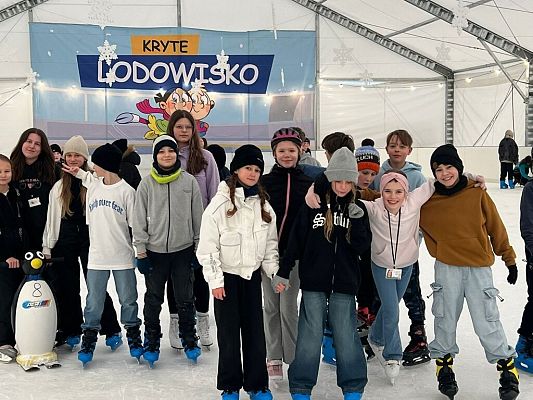 Zimowe zabawy na lodowisku