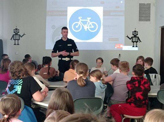 Karta rowerowa dla uczniów klasy IV – spotkanie z naczelnikiem drogówki
