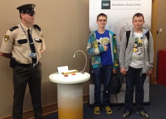 Klasa II b na lekcji edukacyjnej w Narodowym Banku Polskim grafika