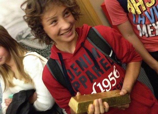 Klasa II b na lekcji edukacyjnej w Narodowym Banku Polskim grafika