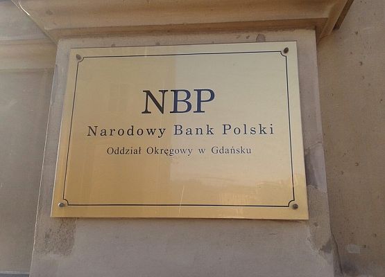 Klasa II b na lekcji edukacyjnej w Narodowym Banku Polskim grafika