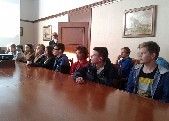 Klasa II b na lekcji edukacyjnej w Narodowym Banku Polskim grafika