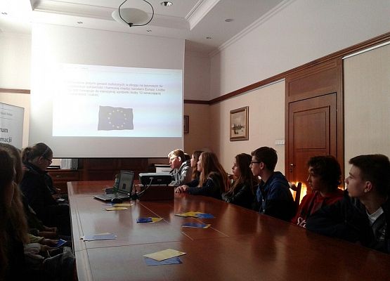 Klasa II b na lekcji edukacyjnej w Narodowym Banku Polskim grafika