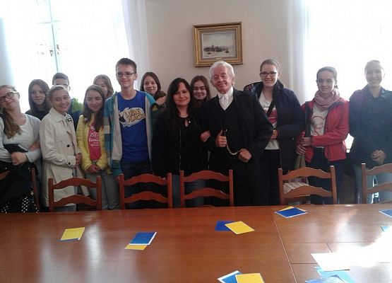 Klasa II b na lekcji edukacyjnej w Narodowym Banku Polskim grafika