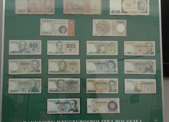 Klasa II b na lekcji edukacyjnej w Narodowym Banku Polskim grafika