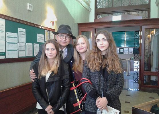 Klasa II b na lekcji edukacyjnej w Narodowym Banku Polskim grafika