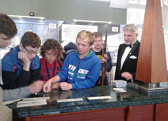 Klasa II b na lekcji edukacyjnej w Narodowym Banku Polskim grafika