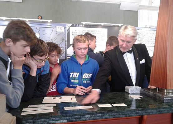 Klasa II b na lekcji edukacyjnej w Narodowym Banku Polskim grafika