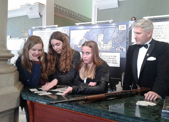 Klasa II b na lekcji edukacyjnej w Narodowym Banku Polskim grafika