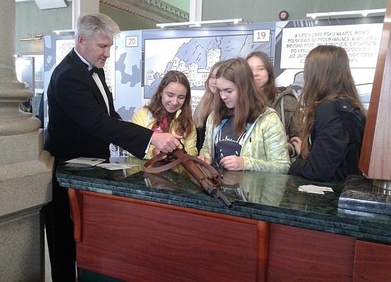 Klasa II b na lekcji edukacyjnej w Narodowym Banku Polskim grafika