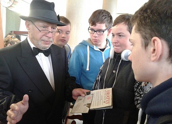 Klasa II b na lekcji edukacyjnej w Narodowym Banku Polskim grafika