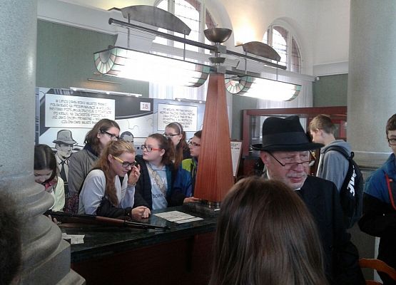 Klasa II b na lekcji edukacyjnej w Narodowym Banku Polskim grafika