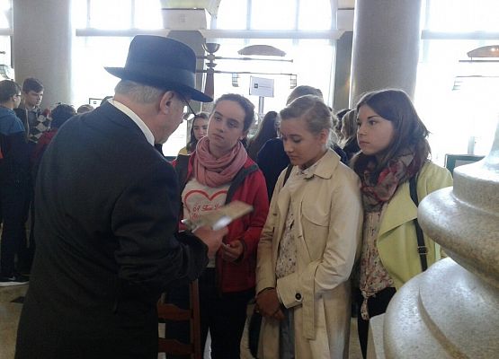 Klasa II b na lekcji edukacyjnej w Narodowym Banku Polskim grafika