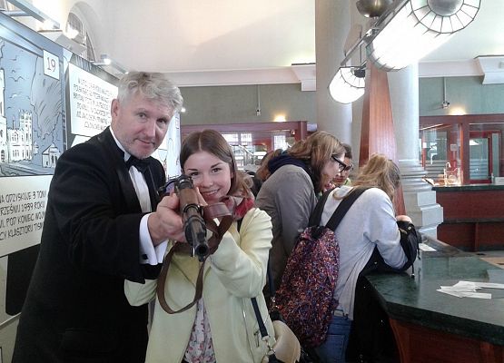 Klasa II b na lekcji edukacyjnej w Narodowym Banku Polskim grafika