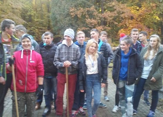 Porządki na Cmentarzu Żołnierzy Radzieckich. grafika