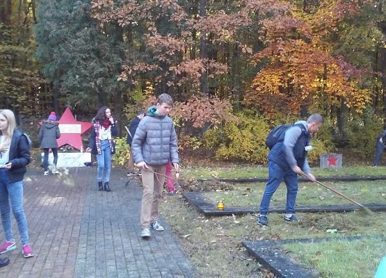 Porządki na Cmentarzu Żołnierzy Radzieckich. grafika