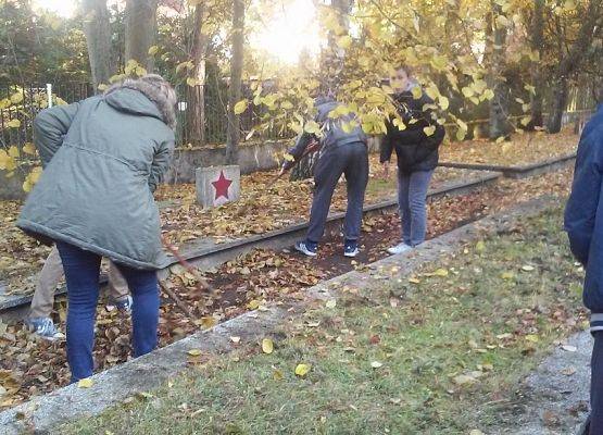 Porządki na Cmentarzu Żołnierzy Radzieckich. grafika