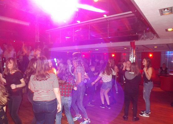 Będzie! Będzie zabawa, będzie się działo! Dyskoteka andrzejkowa w ,, Różanej” grafika