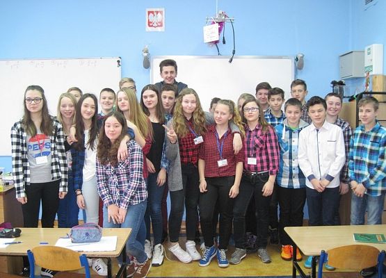 Bądź elegancki na co dzień  – czyli Międzynarodowy Dzień Koszuli w naszej szkole grafika