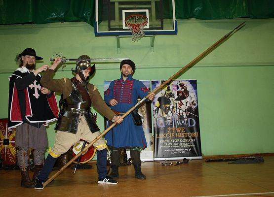 Żywa lekcja historii w naszej szkole grafika