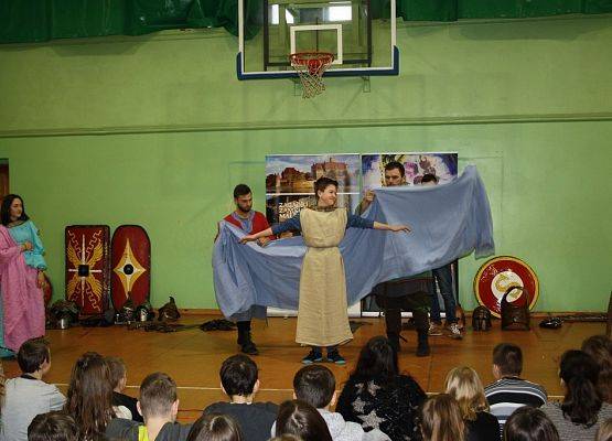 Żywa lekcja historii w naszej szkole grafika