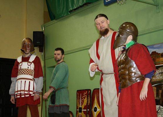 Żywa lekcja historii w naszej szkole grafika