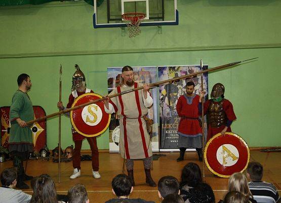 Żywa lekcja historii w naszej szkole grafika