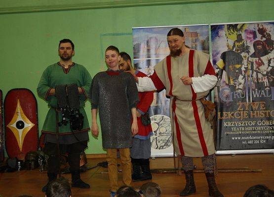 Żywa lekcja historii w naszej szkole grafika