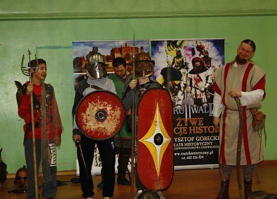 Żywa lekcja historii w naszej szkole grafika