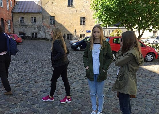 Z językiem przez świat grafika