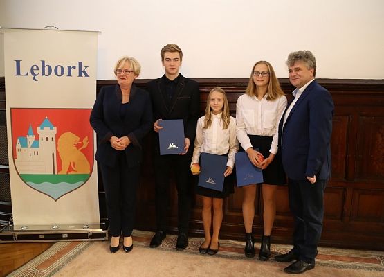Nagrody z okazji Dnia Edukacji Narodowej w lęborskim Ratuszu grafika