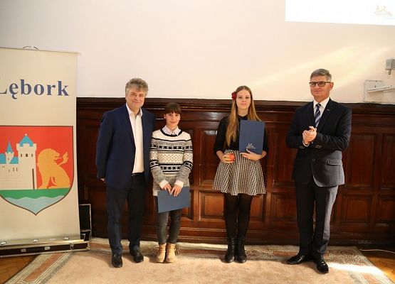 Nagrody z okazji Dnia Edukacji Narodowej w lęborskim Ratuszu grafika