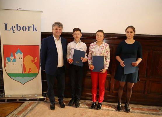 Nagrody z okazji Dnia Edukacji Narodowej w lęborskim Ratuszu grafika