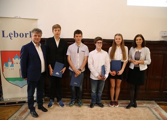 Nagrody z okazji Dnia Edukacji Narodowej w lęborskim Ratuszu grafika