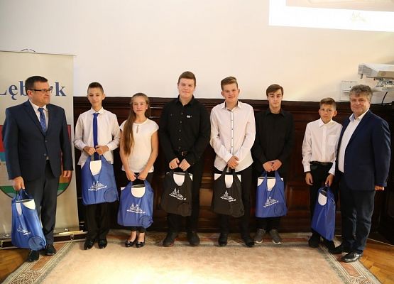 Nagrody z okazji Dnia Edukacji Narodowej w lęborskim Ratuszu grafika