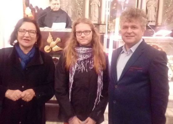 Laureatki Powiatowego Konkursu Plastycznego – „Jan Paweł II – bądźcie świadkami miłosierdzia” grafika