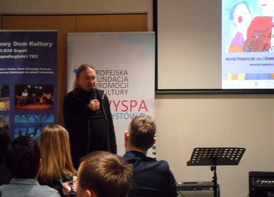 Pogodziła plastykę i rock n’rolla grafika