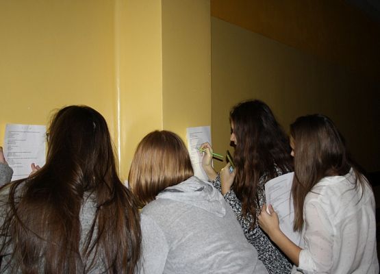 Mole książkowe na wieczornym spotkaniu w bibliotece grafika