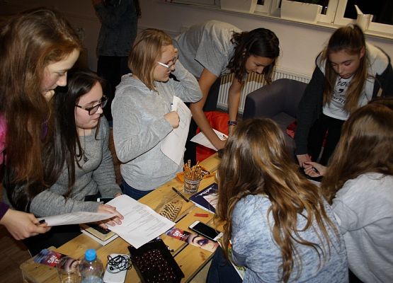 Mole książkowe na wieczornym spotkaniu w bibliotece grafika