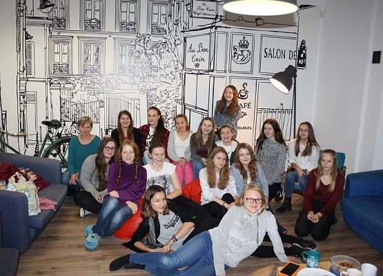 Mole książkowe na wieczornym spotkaniu w bibliotece grafika