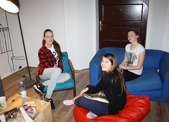 Mole książkowe na wieczornym spotkaniu w bibliotece grafika