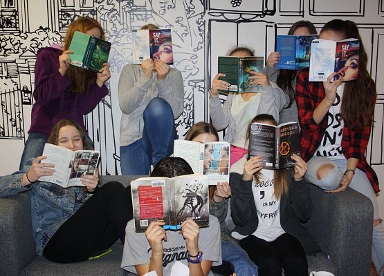 Mole książkowe na wieczornym spotkaniu w bibliotece grafika