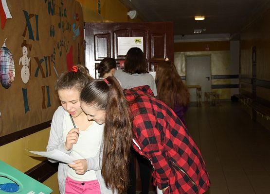 Mole książkowe na wieczornym spotkaniu w bibliotece grafika