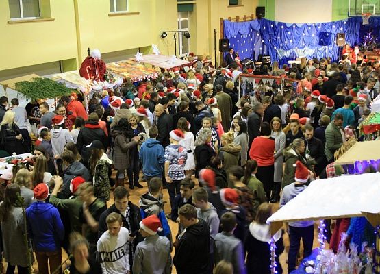 Tłumnie, wesoło i  bożonarodzeniowo … czyli Jarmark w naszej szkole! grafika