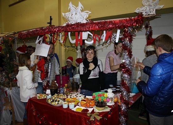 Tłumnie, wesoło i  bożonarodzeniowo … czyli Jarmark w naszej szkole! grafika